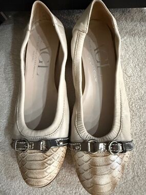 AGL Cream Leather Ballet Flats with Gold-Textured Toe and Buckle